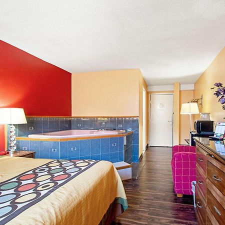 Econo Lodge Utica Exterior foto