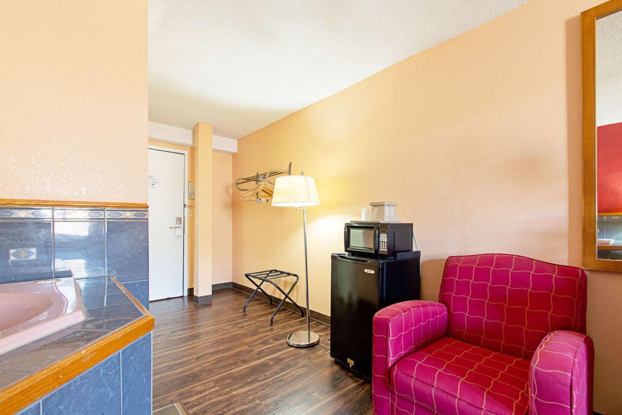 Econo Lodge Utica Exterior foto